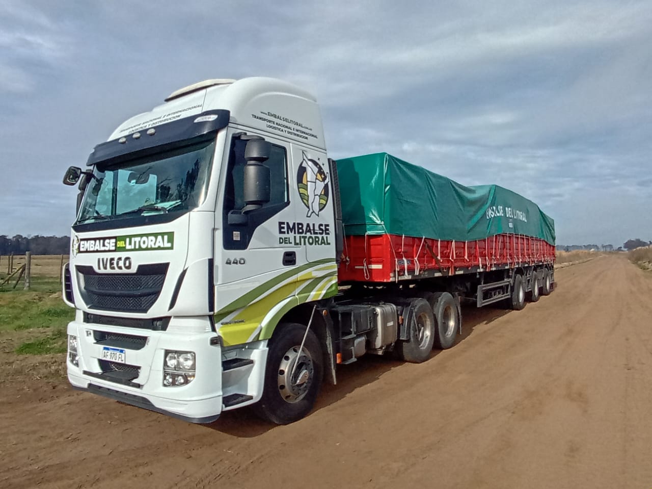 Iveco 440 de Embalse del Litoral con semirremolque encarpado, listo para salir a ruta