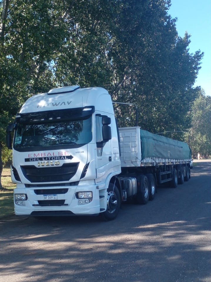 Iveco Hi-Way de Embalse del Litoral con semirremolque, unidad de la flota